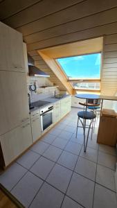 Kuchyň nebo kuchyňský kout v ubytování Außergewöhnliche 5 Zimmer Penthouse Wohnung in Kehl