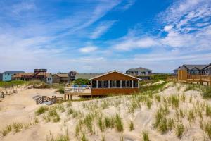 een huis aan het strand naast het zand bij SNH448 L'il Seabreeze in Nags Head