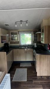 Wild Atlantic Way Stay Carrigart في دونيجال: مطبخ مع حوض وموقد