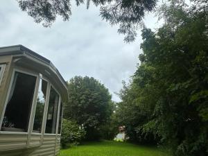 Wild Atlantic Way Stay Carrigart في دونيجال: منزل في ميدان عشب اشجار