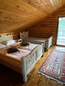 En eller flere senge i et værelse på Vraja Padurii