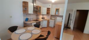 a kitchen with a table and chairs in a kitchen at Apartament w centrum Pobierowa blisko plaży in Pobierowo