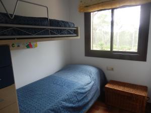 - une chambre avec des lits superposés et une fenêtre dans l'établissement Casa Atenes, à L'Estartit