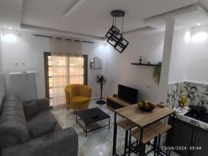 a living room with a couch and a table at Appartement meublé Thiès in Thiès