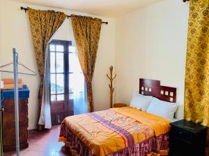 Postel nebo postele na pokoji v ubytování Hostal Santuario de las Libelulas + 37 fotografií