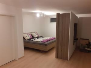 Postel nebo postele na pokoji v ubytování Ferienwohnung am Emerbergweg Zwiefalten