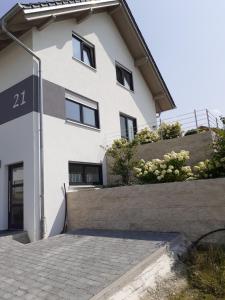 Budova, kde se apartmán nachází + 2 fotografie