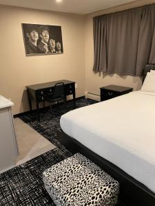 Ένα ή περισσότερα κρεβάτια σε δωμάτιο στο Broadway and Main Hotel