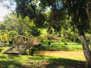 un puente de madera con escaleras en un parque en Rancho Vale Verde, en Governador Valadares