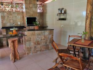 cocina con mesa, mesa y sillas en Rancho Vale Verde, en Governador Valadares