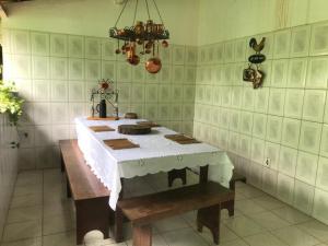 comedor con mesa y mantel blanco en Rancho Vale Verde, en Governador Valadares