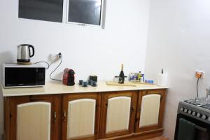 Cuisine ou kitchenette dans l'établissement Garden Suite