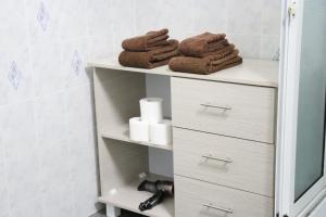 - un porte-serviettes dans la salle de bains dans l'établissement Garden Suite, à Trou dʼ Eau Douce