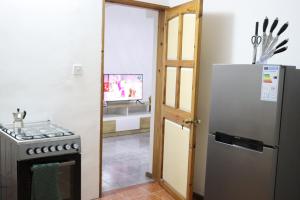 Cuisine ou kitchenette dans l'établissement Garden Suite