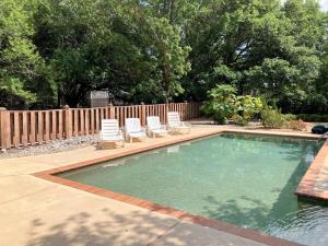 una piscina con tumbonas y una piscina en SH157 Chase-n-Grace, en Southern Shores