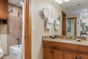 Un baño con lavabo, ducha y espejo. en The Charter at Beaver Creek E115, en Beaver Creek