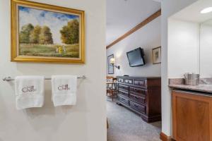 Un baño con un lavabo y un cuadro en la pared. en The Charter at Beaver Creek E045, en Beaver Creek