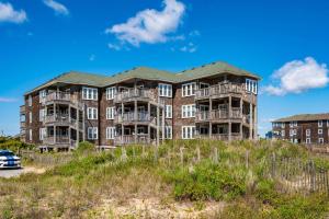 apartamentowiec na szczycie trawiastego wzgórza w obiekcie SC04 Sand Castle 4 w mieście Kill Devil Hills