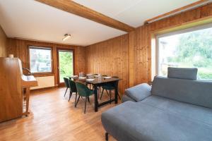 a living room with a table and a couch at RANGE - Landhaus mit Panoramablick - 2 Apartments - Parkplatz - Küche - WLAN - Monteure 1-11 Personen in Winterbach