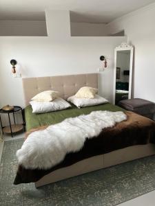 Postel nebo postele na pokoji v ubytování Ferienwohnung Seeblick am Muldestausee