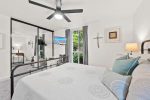 En eller flere senge i et værelse på G6 - Answered Prayers Cottage + 44 billeder