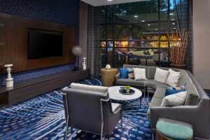 Posezení v ubytování Courtyard by Marriott Wilmington Downtown/Historic District