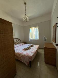 Giường trong phòng chung tại Antico dammuso in riva al mare