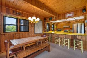 une salle à manger avec une table et une cuisine dans l'établissement OSF24 Dunesbury, à Corolla