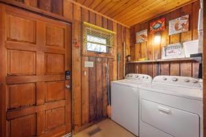 - un lave-linge et un sèche-linge dans une buanderie en bois dans l'établissement OSF24 Dunesbury, à Corolla 45 autres photos