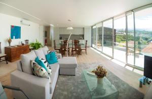 a living room with a couch and a table at Casa Neptuno-Lagoa São Miguel in Lagoa