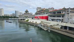 eine Gruppe von Gebäuden an der Flussseite in der Unterkunft Le Cozy Nest in Alfortville