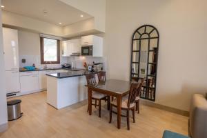 Una cocina y un comedor con mesa y sillas. en Luxury Salalah Villa, en Salalah