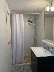 Ένα μπάνιο στο Martinos Apollo Home +5 φωτογραφίες