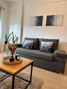 un salon avec un canapé et une table basse dans l'établissement Departamento Aqua, à Posadas