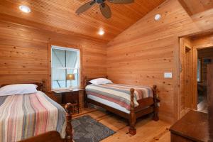 ナグス・ヘッドにあるNH521 Stinson Ranchの丸太小屋のベッドが2つある寝室