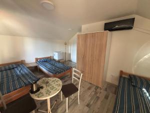 En TV eller et underholdningssystem på Apartmani Andjeo
