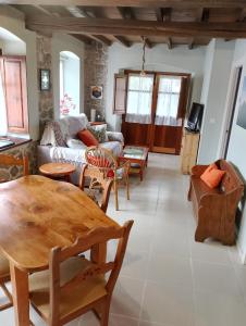 una sala de estar con una mesa y sillas en casamarietacantabria, en Reocín