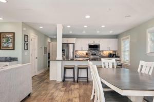 une cuisine et une salle à manger avec une table et des chaises dans l'établissement NH387F Cape Hatteras Cottage, à Nags Head