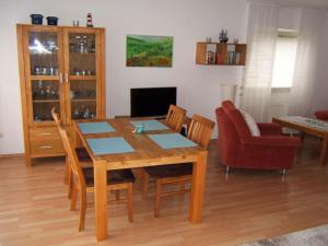 Μια τηλεόραση ή/και κέντρο ψυχαγωγίας στο Holiday apartment with a garden
