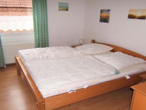 Ένα ή περισσότερα κρεβάτια σε δωμάτιο στο Holiday apartment with a garden