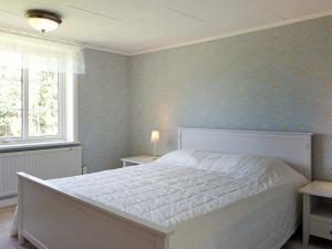 En eller flere senge i et værelse på 5 person holiday home in Hedekas