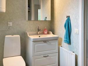 Et badeværelse på 5 person holiday home in Hedekas