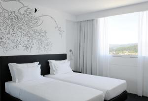 Cama ou camas em um quarto em Open Village Sports Hotel & Spa Club