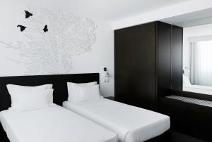 Cama ou camas em um quarto em Open Village Sports Hotel & Spa Club