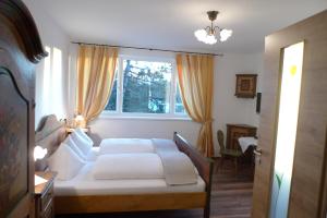 1 dormitorio con cama y ventana en Pension Marillenhof en Melk