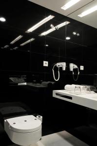 Um banheiro em Open Village Sports Hotel & Spa Club