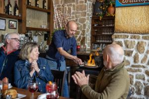 un grupo de personas sentadas en una mesa en un bar en Blue Mountain Resort Village Suites, en Blue Mountains
