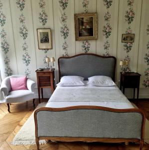Postel nebo postele na pokoji v ubytování Château des Charmes