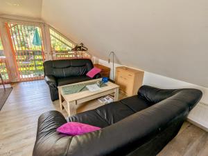 Ein Sitzbereich in der Unterkunft Ferienwohnung Am Fenn