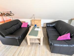 Ein Sitzbereich in der Unterkunft Ferienwohnung Am Fenn